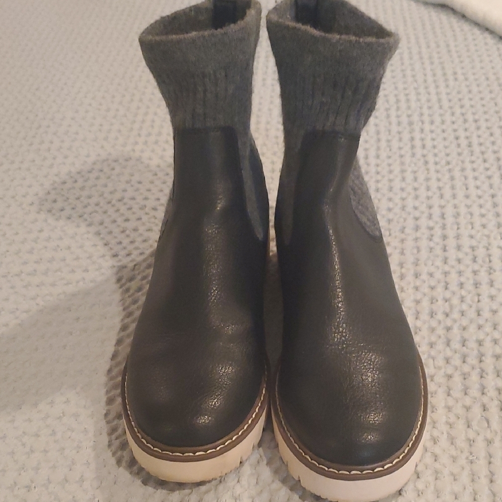 DV by Dolce Vita Black & Gray Ankle Boots w/Thick Sole & Textured Leather (51)